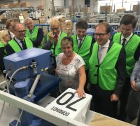 adidas-Mitarbeiterin Simone Lehmkühler beflockt des Deutschland-Trikot mit Dobrindts Namen und Geburtsjahr