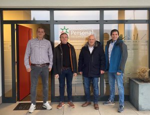 Uwe Schumacher und Matthias Meyer begrüßen die Geschäftsführer der Weser-Ems-Personal GmbH, Christoph Gründing und Henrik Hüntelmann im Niedersachsenpark