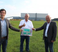 Niedersachsenpark-Aufsichtsratsvorsitzender Georg Schirmbeck (Mitte) gratuliert Geschäftsführer Uwe Schumacher und Matthias Meyer (links) zur erfolgreichen Ansiedlung. Foto: Daniel Meier