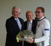 Georg Schirmbeck und Uwe Schumacher bedanken sich für den Besuch im Niedersachsenpark