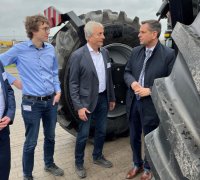 Klemens und Felix Kalverkamp erläutern dem Wirtschaftsminister die Funktionsweise des NEXAT