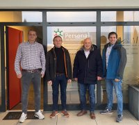 Uwe Schumacher und Matthias Meyer begrüßen die Geschäftsführer der Weser-Ems-Personal GmbH, Christoph Gründing und Henrik Hüntelmann im Niedersachsenpark