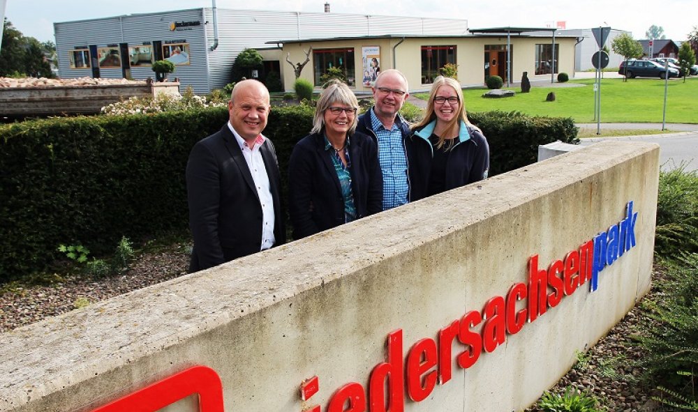 Niedersachsenpark-Geschäftsführer Uwe Schumacher gratuliert Familie Beckermann zum 10-jährigen Bestehen