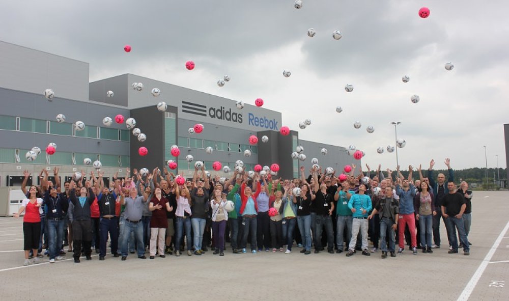 Adidas Belegschaft bei der Eröffnung