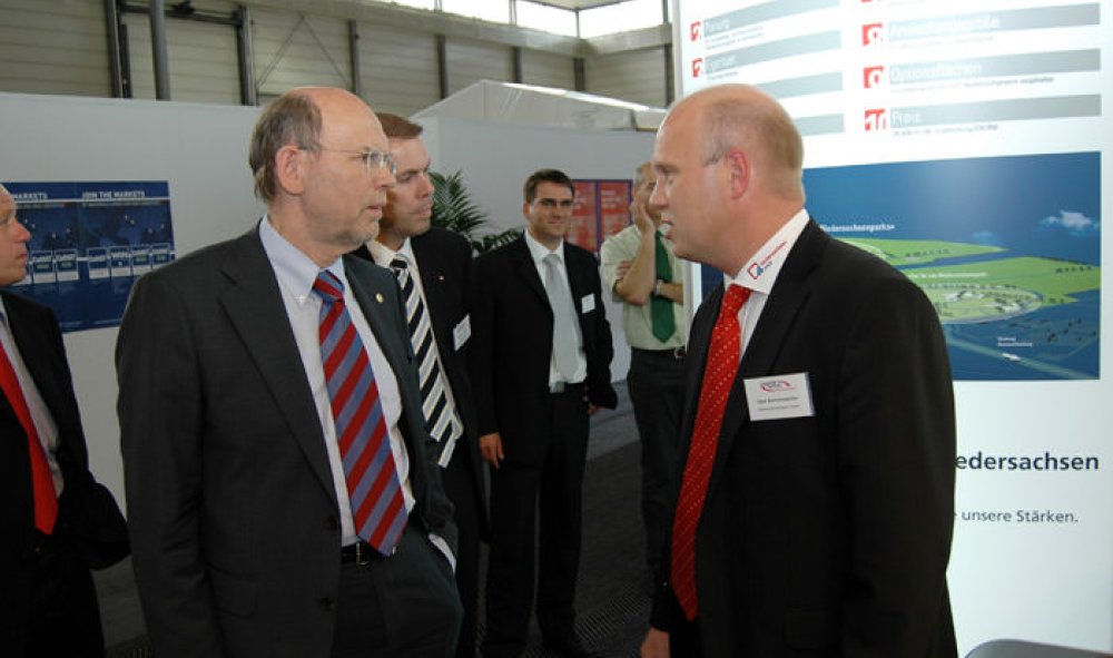 Minister Hirche besucht Stand des NSP auf der CEMAT 2008