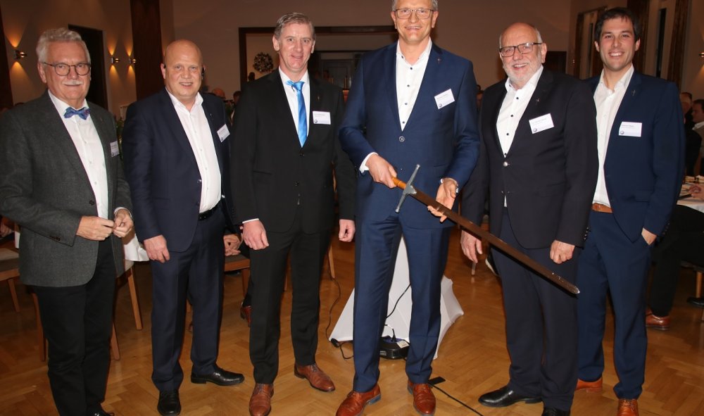 Norbert Hagedorn, Uwe Schumacher, Heinrich Brand und Matthias Meyer gratulieren gemeinsam mit dem 9. Ritter Kurt Grefenkamp dem neuen Ritter Reinhard Rehling (Foto Lammert; OM Medien).